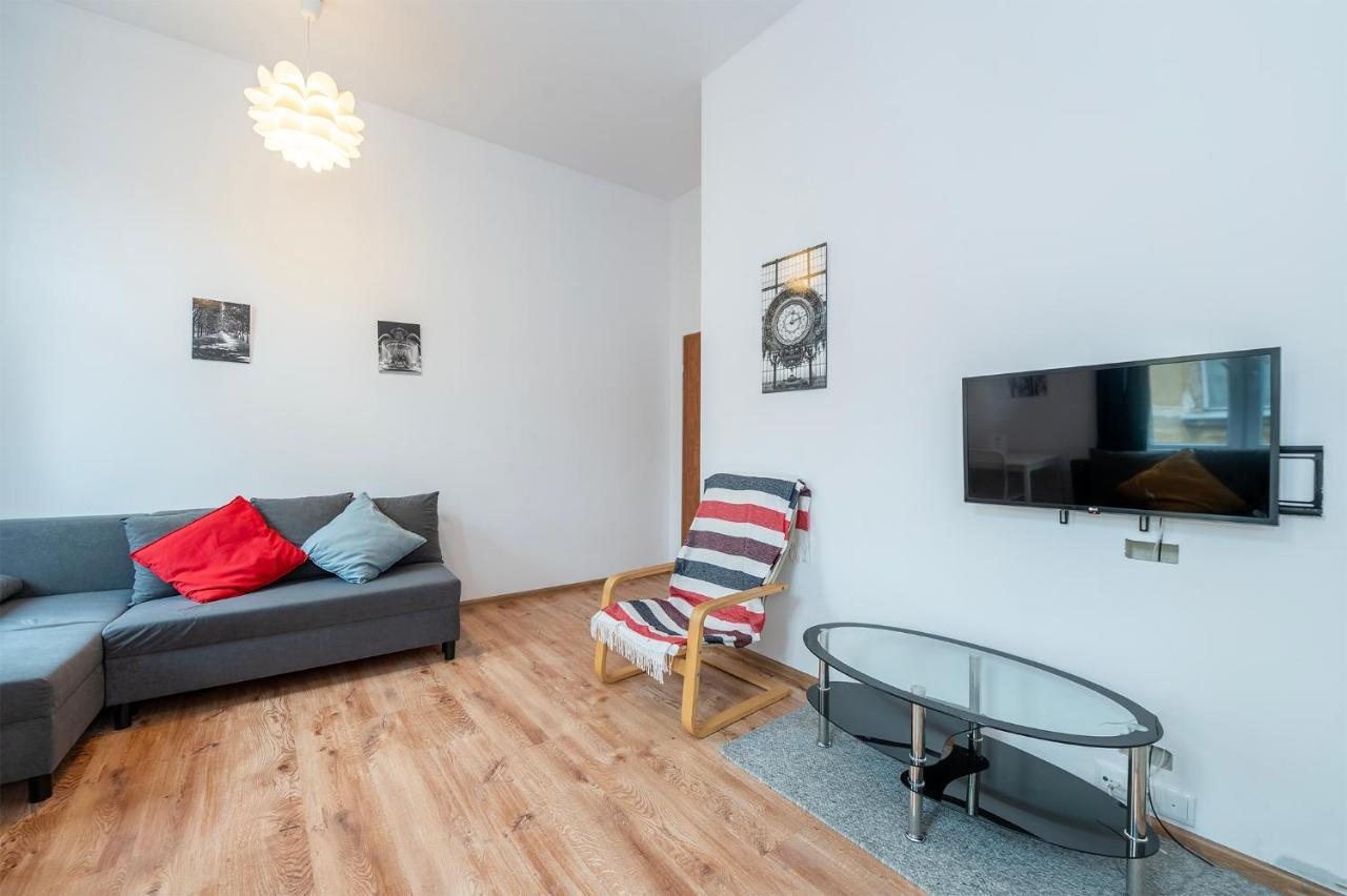 Luxury Location-bright&parking Apartment